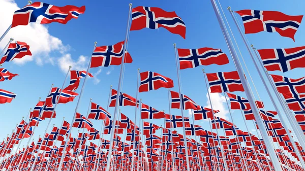 Veel vlaggen van Noorwegen op vlaggenmasten tegen blauwe hemel. — Stockfoto