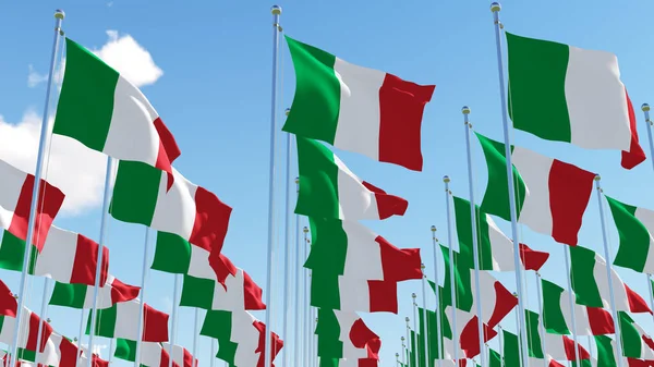 De nombreux drapeaux italiens sur les mâts de drapeau contre le ciel bleu . — Photo