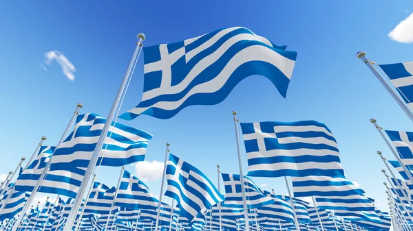 Bandeiras da Grécia em fundo céu azul . — Fotografia de Stock