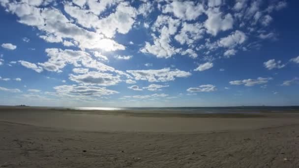 Tempo lapso céu azul com nuvens sobre o mar . — Vídeo de Stock