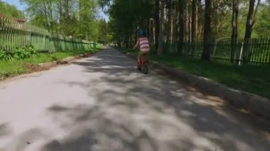 Mutlu çocuk/Schaffhausen de yol Bisiklete binme.
