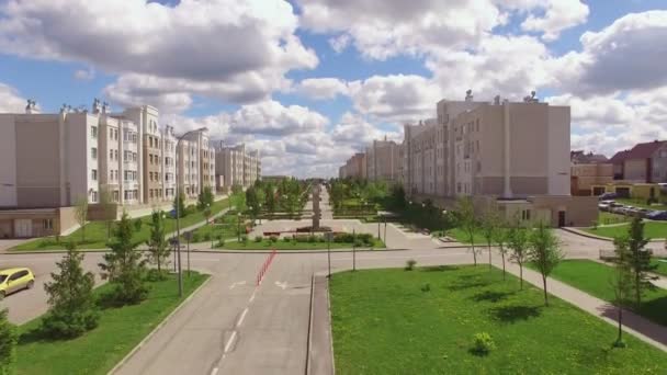 Kamera fliegt über schöne grüne Stadt kemerowo, Russland. — Stockvideo