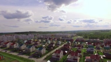 Yeşil köy veya kasaba yukarıda uçan. 