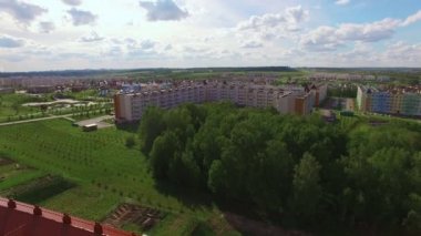 Yeni yerleşim bölgesinde ev sahipliği yapmaktadır. Havadan görünümü.