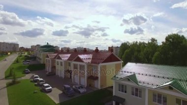 banliyö evleri üzerinde uçuş