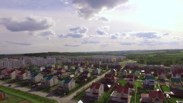 Vliegen boven de groene dorp of stad. — Stockvideo