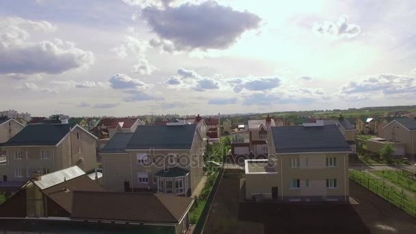 郊外の住宅および住宅のブロック以上のフライト. — ストック動画
