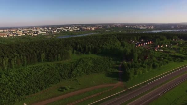 Vista aérea en la carretera cerca del hermoso pueblo verde — Vídeo de stock