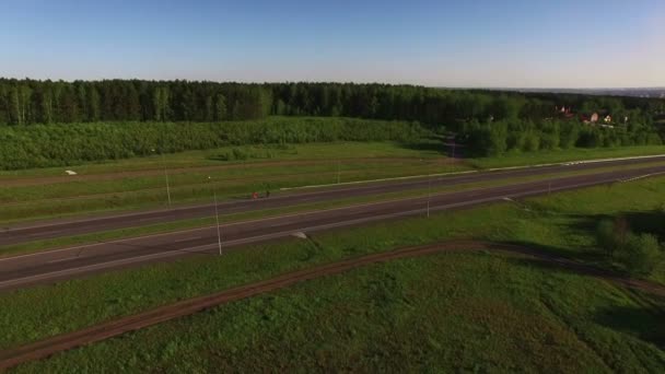 Vista desde arriba en la carretera, bosque, pequeño río y pueblo — Vídeo de stock