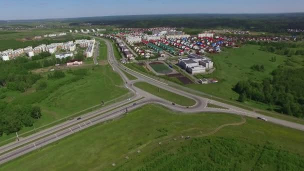 Vista aérea en la carretera con tráfico cerca del pueblo — Vídeo de stock