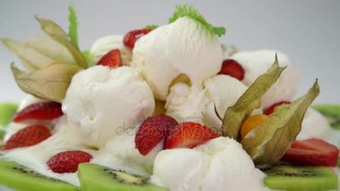Dondurma tatlı çilek ve kivi meyve ile