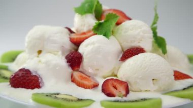 Dondurma tatlı taze meyve ve çilek ile 