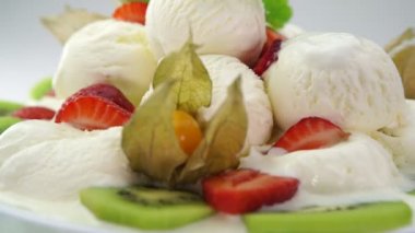 Kremalı dondurma tatlı meyve ve nane yaprakları ile erime