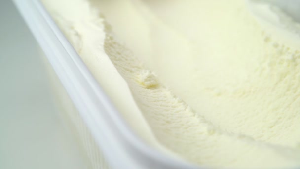 Scooping μαλακό κρεμώδες παγωτό — Αρχείο Βίντεο