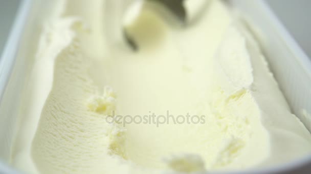Gelato alla vaniglia che viene raccolto dal contenitore — Video Stock