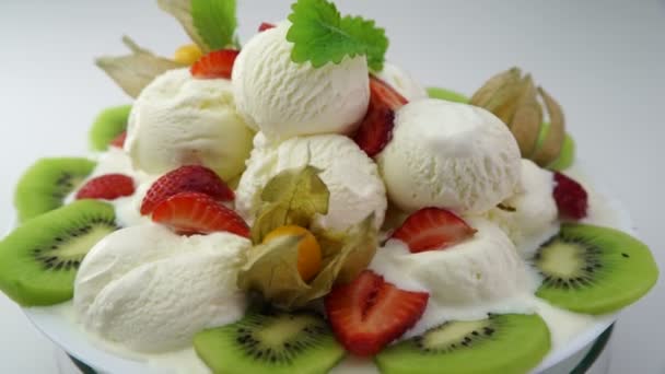 Вкусный десерт с мороженым и фруктами — стоковое видео