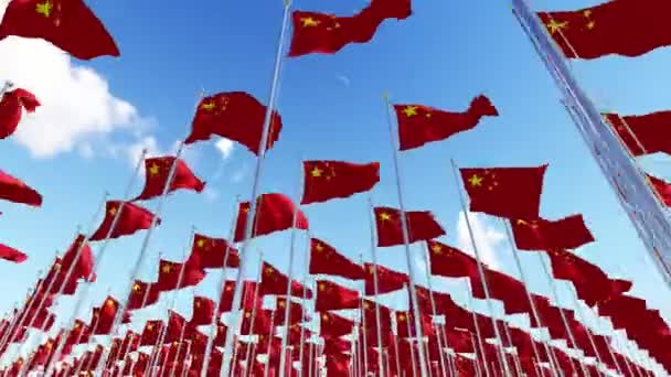Kina flaggor vajande i vinden mot blå himmel. — Stockvideo