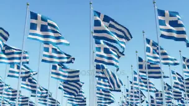 Bandiere della Grecia sventolano contro il cielo blu chiaro . — Video Stock