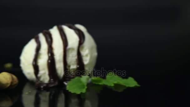 Conjunto de cucharadas de helado con bayas, frutos secos y frutas — Vídeos de Stock