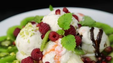 dondurma tatlı meyve, çilek çikolata ve çilek sosu