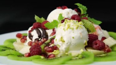 vanilyalı dondurma tatlı meyveler, fındık ve meyve ile