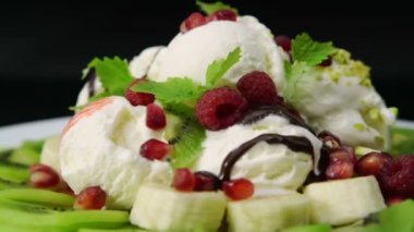 Dondurma tatlı taze meyve ve çilek ile