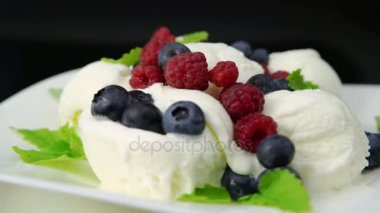 Vanilyalı dondurma kaşık toz taze çilek ile