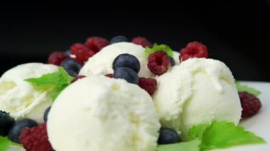 Ahududu, yaban mersini ve nane yaprakları ile dondurma 