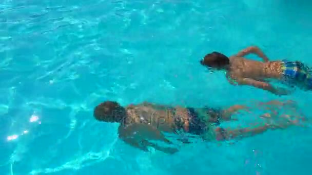 Feliz activo chicos nadando bajo el agua — Vídeos de Stock