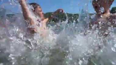 Çocuklar eğleniyor birlikte denizde.