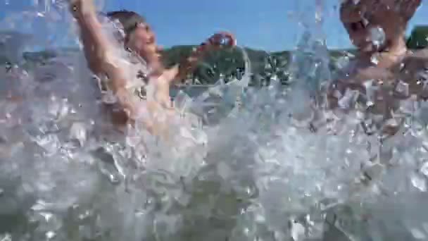 Дети веселятся в море вместе . — стоковое видео