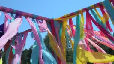 renkli kurdeleler rüzgarda çırpınan