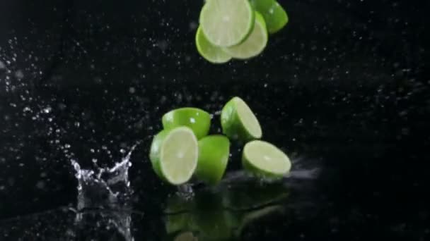 Lime stänk på svart bakgrund — Stockvideo