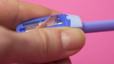 Mavi keskinleştirme kalem pembe bir arka plan karşı yakın çekim