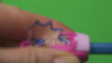 Elleri kalem yeşil arka plan üzerinde netlik yakın çekim