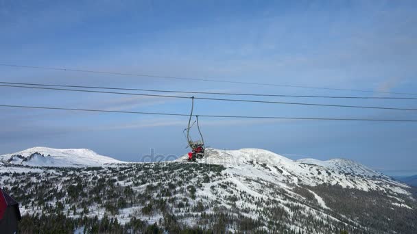 山の美しい晴れた日にスキーリフト椅子に座ってスキーヤー スキーのコンセプトです 大きな雪 ゲームを Unsports 2017 ロシアの Sheregesh — ストック動画