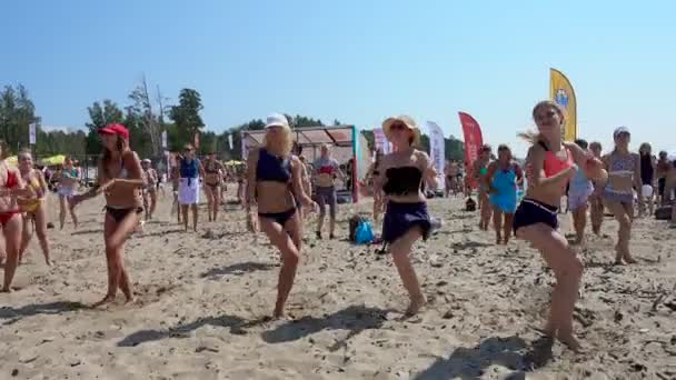 体育与休闲节 电子银行 年轻性感的女孩穿着泳装在沙滩上跳舞 俄罗斯 新西伯利亚 2017年8月5日 — 图库视频影像
