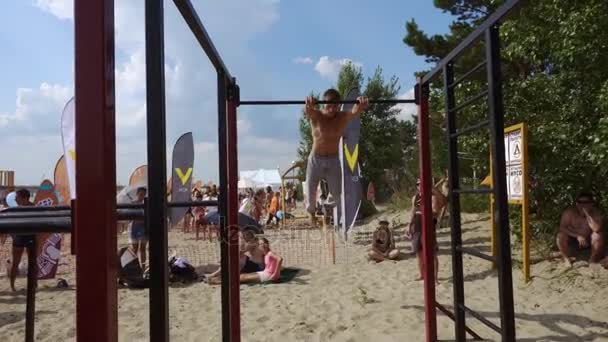 Festival Deportes Ocio Bank Entrenamiento Deportistas Realiza Acrobacias Barras Horizontales — Vídeos de Stock