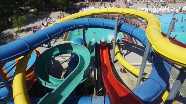 Russland Jarowojesee Juli 2017 Menschen Rutschen Auf Großer Wasserrutsche Wasserpark — Stockvideo