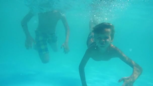 Két Fiú Lassítva Medence Víz Alatti Úszás — Stock videók