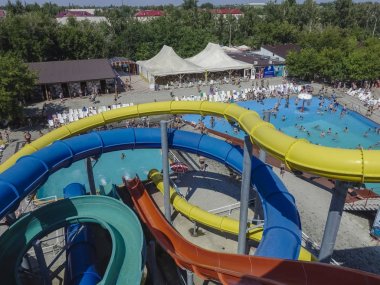 Rusya, Yarovoe Gölü, Temmuz 21:2017: su kaydırağı aqua Park büyük Açık Yüzme Havuzu, Yarovoe Gölü, Rusya, 21 Temmuz 2017