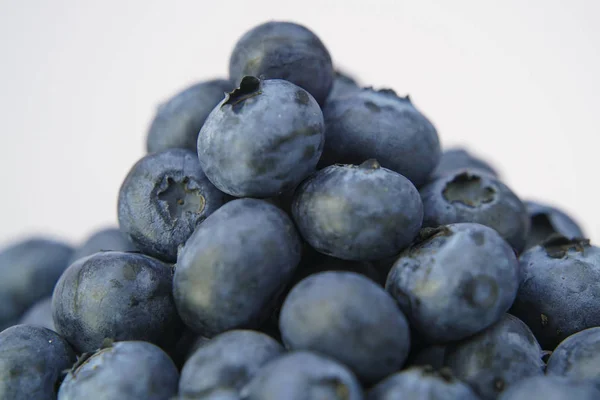 新鲜的蓝莓在白色背景关闭 — 图库照片