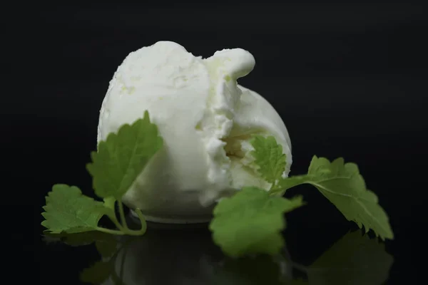 Siyah Yüzey Vanilyalı Dondurma Topu Nane Yaprağı — Stok fotoğraf