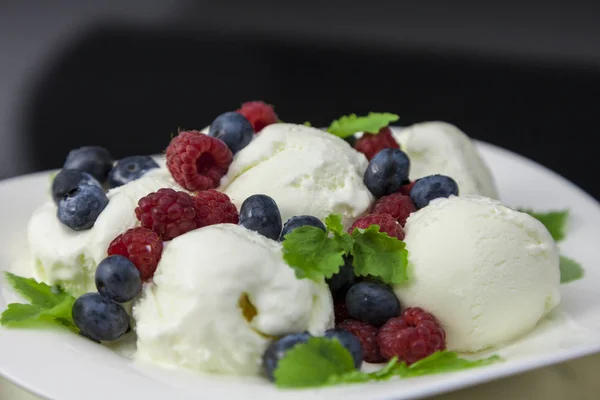 Ice Cream Raspberries Blueberries Mint Leaves White Plate Black Background — Stock Photo, Image