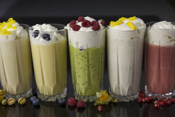 Délicieux Cocktails Lait Avec Crème Framboises Bleuets Fruits Baies Ingrédients — Photo