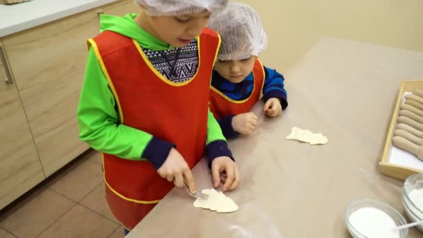 Dvě Děti Připravují Soubory Cookie Kuchyni Děti Společně Vaření Doma — Stock video