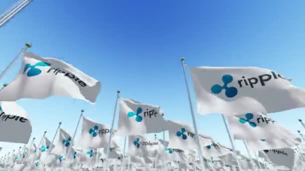 Ondeando Banderas Con Onda Xrp Signo Criptomoneda Contra Cielo Azul — Vídeo de stock