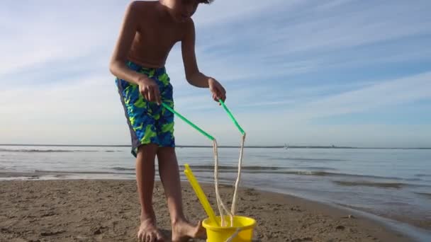 Onze Anos Idade Menino Fazendo Bolhas Sabão Gigantes Pelo Mar — Vídeo de Stock