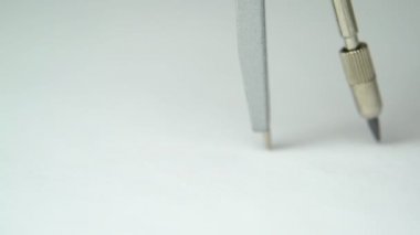 4 k görüntüleri kadar yakın beyaz kağıt üzerinde daire çizmek için pergel kullanma. 