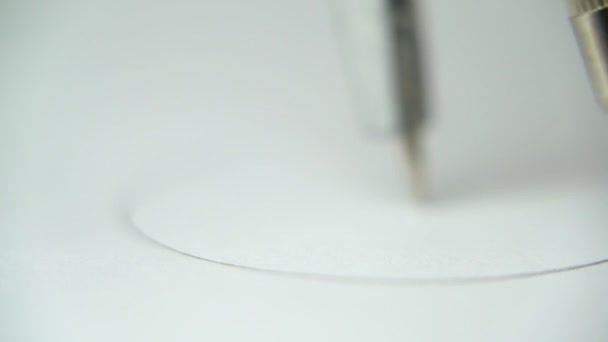 Compas dessine cercle sur le livre blanc. Profondeur de champ faible .